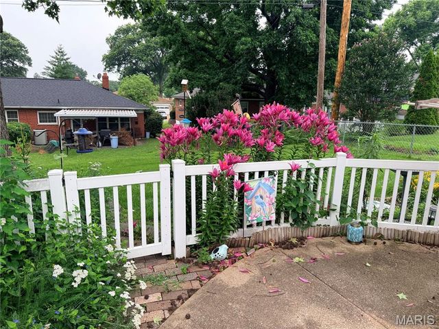 9841 Knollshire Drive, St Louis, MO 63123