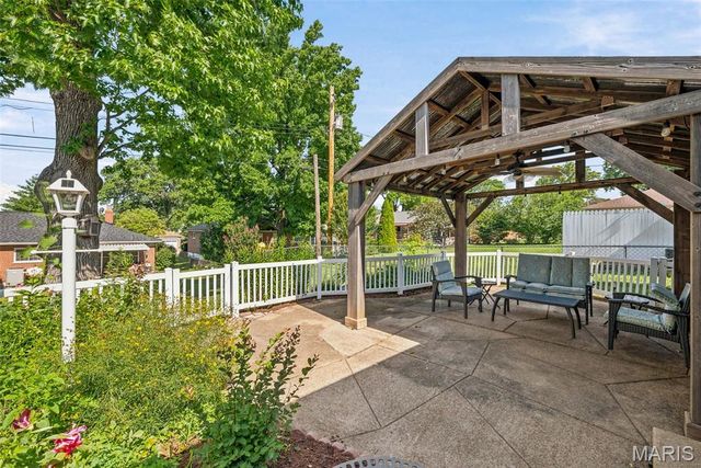 9841 Knollshire Drive, St Louis, MO 63123