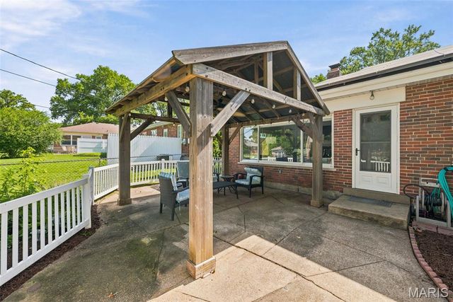 9841 Knollshire Drive, St Louis, MO 63123