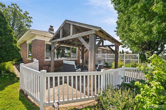 9841 Knollshire Drive, St Louis, MO 63123