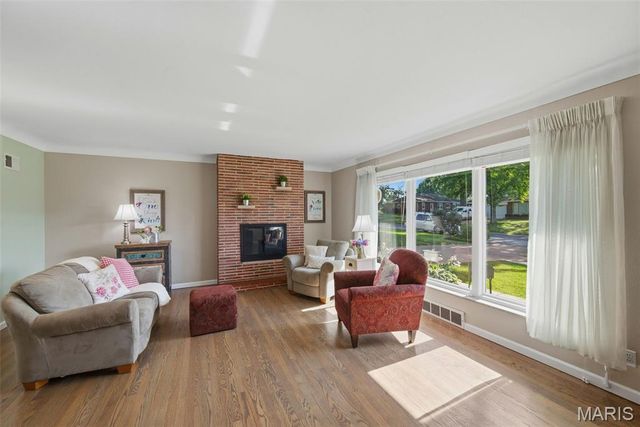 9841 Knollshire Drive, St Louis, MO 63123