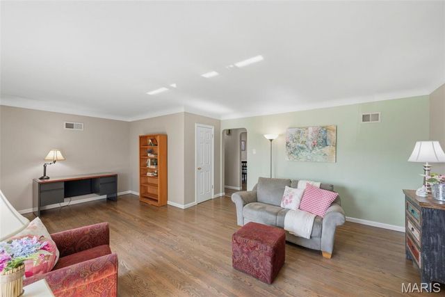 9841 Knollshire Drive, St Louis, MO 63123