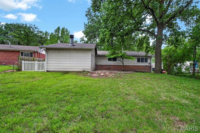 2195 Somerset Drive, Florissant, MO 63033