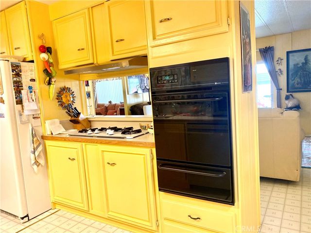 1053 W Johnston Avenue, Hemet, CA 92543
