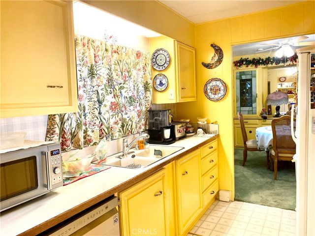1053 W Johnston Avenue, Hemet, CA 92543