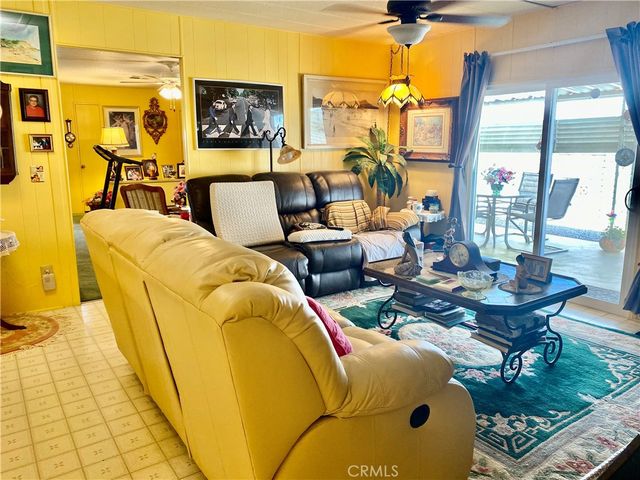 1053 W Johnston Avenue, Hemet, CA 92543