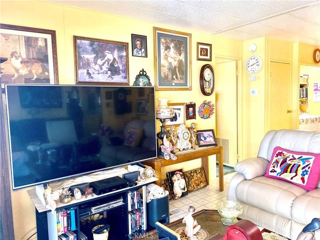 1053 W Johnston Avenue, Hemet, CA 92543