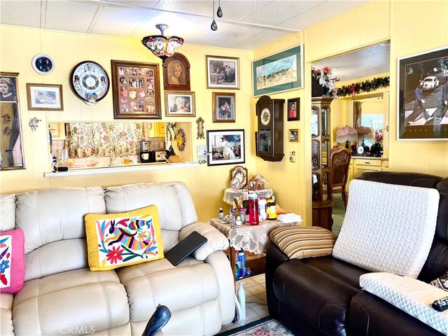 1053 W Johnston Avenue, Hemet, CA 92543