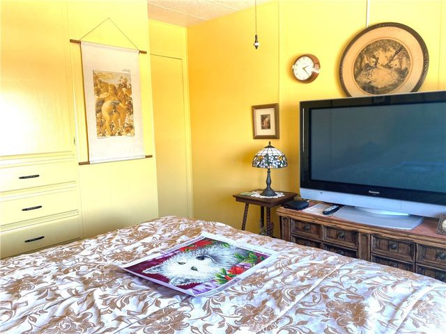 1053 W Johnston Avenue, Hemet, CA 92543
