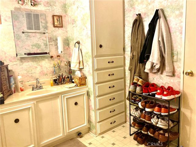 1053 W Johnston Avenue, Hemet, CA 92543