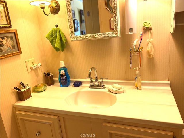 1053 W Johnston Avenue, Hemet, CA 92543