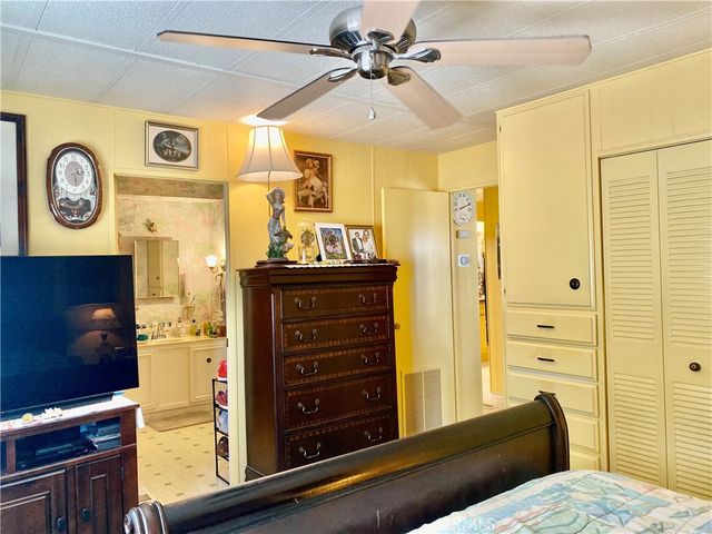 1053 W Johnston Avenue, Hemet, CA 92543