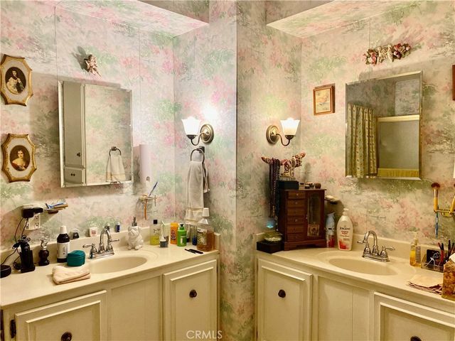 1053 W Johnston Avenue, Hemet, CA 92543