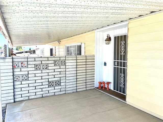 1053 W Johnston Avenue, Hemet, CA 92543