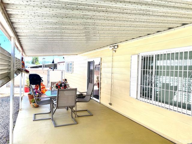1053 W Johnston Avenue, Hemet, CA 92543