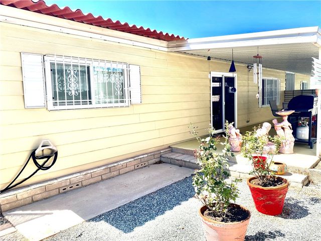1053 W Johnston Avenue, Hemet, CA 92543
