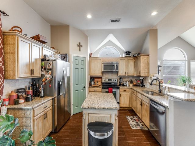 716 Fox Run Trail, Saginaw, TX 76179