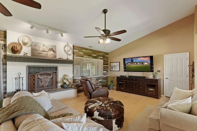 236 Creekview Ln, Wallace, CA 95254