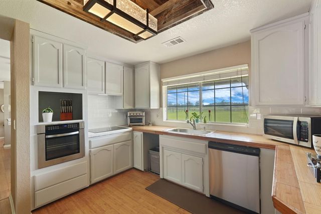 236 Creekview Ln, Wallace, CA 95254