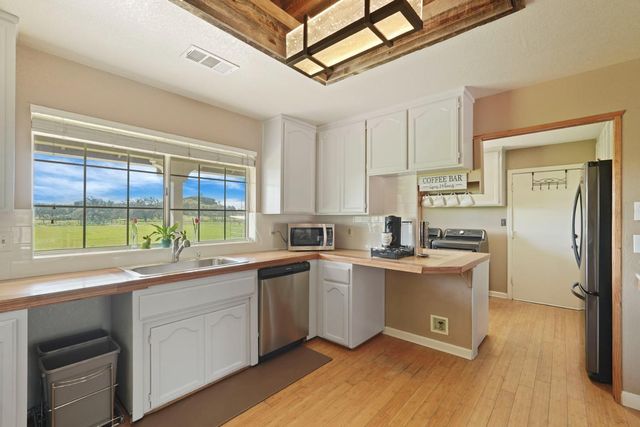 236 Creekview Ln, Wallace, CA 95254