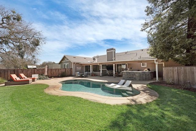 236 Creekview Ln, Wallace, CA 95254