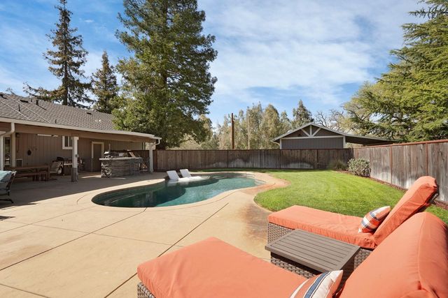 236 Creekview Ln, Wallace, CA 95254