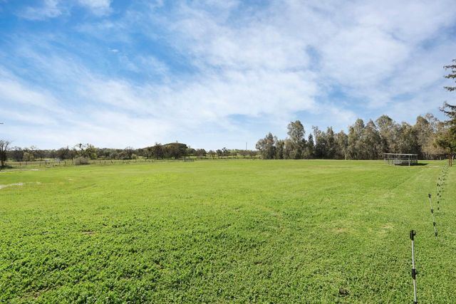 236 Creekview Ln, Wallace, CA 95254