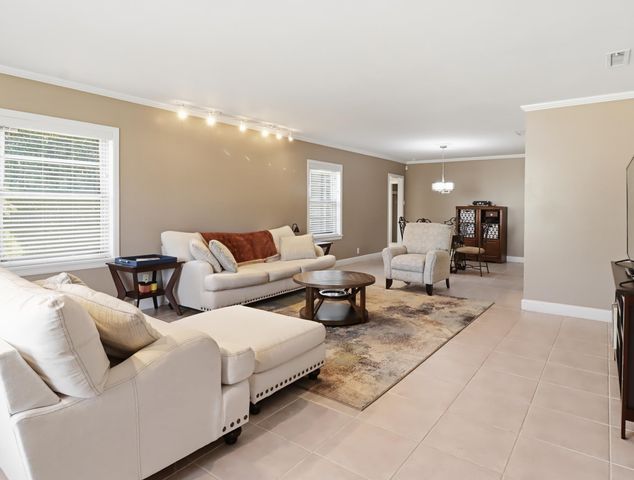 2 COVINGTON DR, Longview, TX 75602