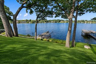 1879 Long Pointe Drive, Bloomfield Hills, MI 48302