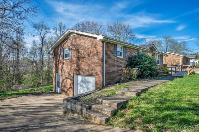 1151 Chestnut Dr, Burns, TN 37029