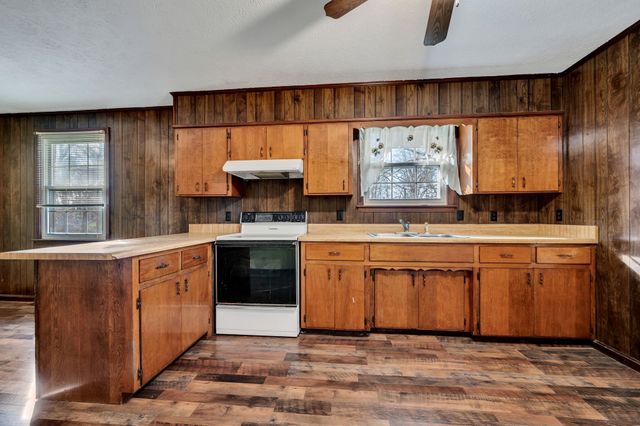 1151 Chestnut Dr, Burns, TN 37029