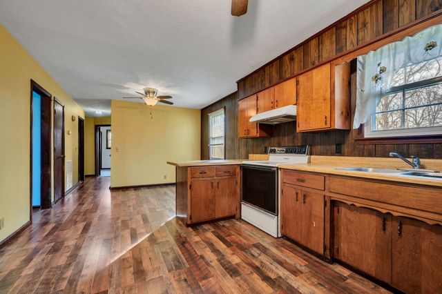 1151 Chestnut Dr, Burns, TN 37029