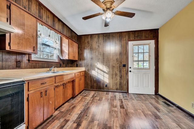 1151 Chestnut Dr, Burns, TN 37029