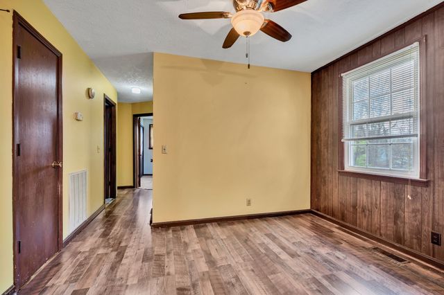 1151 Chestnut Dr, Burns, TN 37029