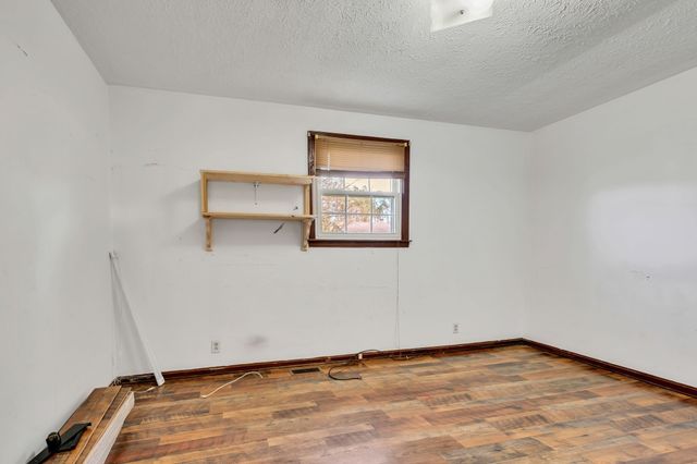 1151 Chestnut Dr, Burns, TN 37029