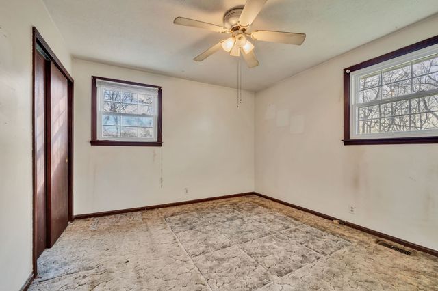 1151 Chestnut Dr, Burns, TN 37029