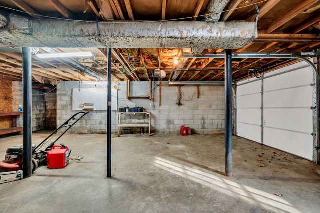 1151 Chestnut Dr, Burns, TN 37029