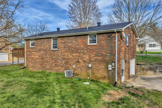 1151 Chestnut Dr, Burns, TN 37029