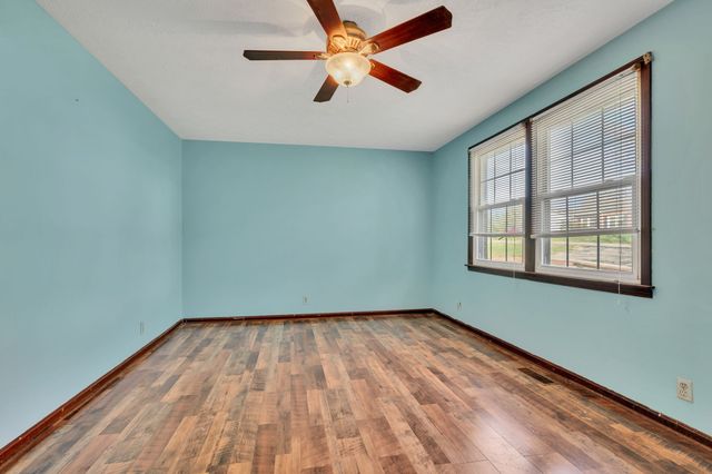 1151 Chestnut Dr, Burns, TN 37029