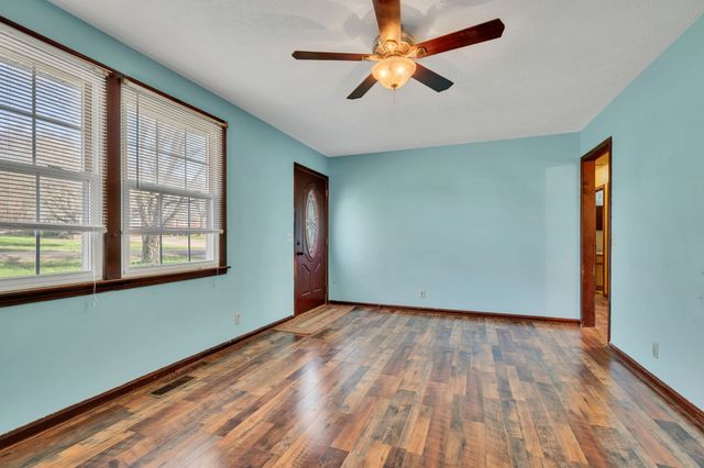 1151 Chestnut Dr, Burns, TN 37029