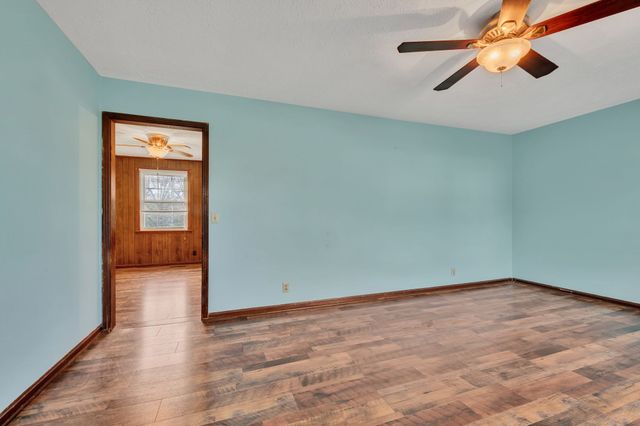 1151 Chestnut Dr, Burns, TN 37029