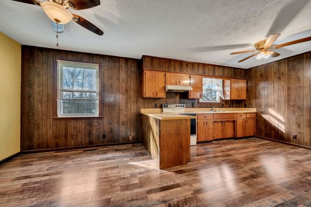 1151 Chestnut Dr, Burns, TN 37029