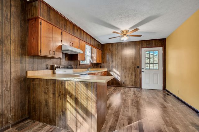 1151 Chestnut Dr, Burns, TN 37029