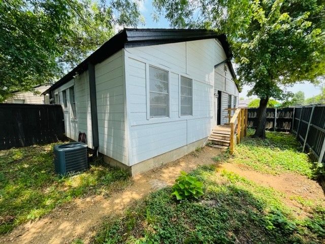 4000 Walker Street, Dallas, TX 75211