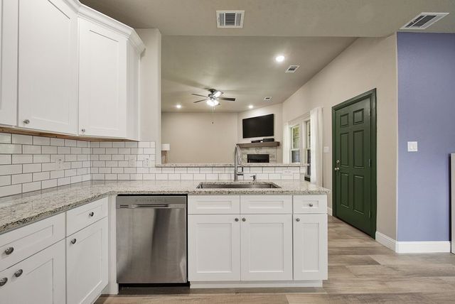 836 Haynie Drive, Runaway Bay, TX 76426