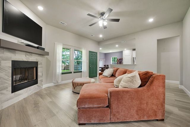 836 Haynie Drive, Runaway Bay, TX 76426