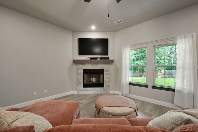 836 Haynie Drive, Runaway Bay, TX 76426