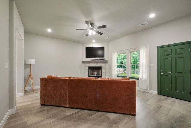 836 Haynie Drive, Runaway Bay, TX 76426