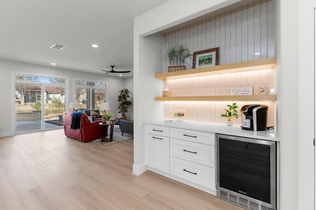 206 Armstrong DR, Georgetown, TX 78633