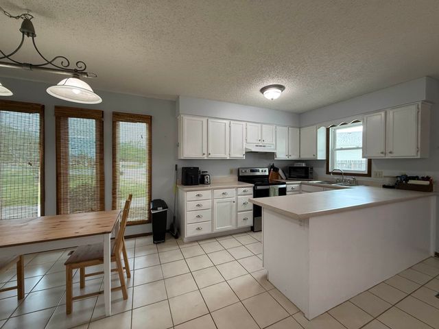 6658 S Bedford Cir, Derby, KS 67037